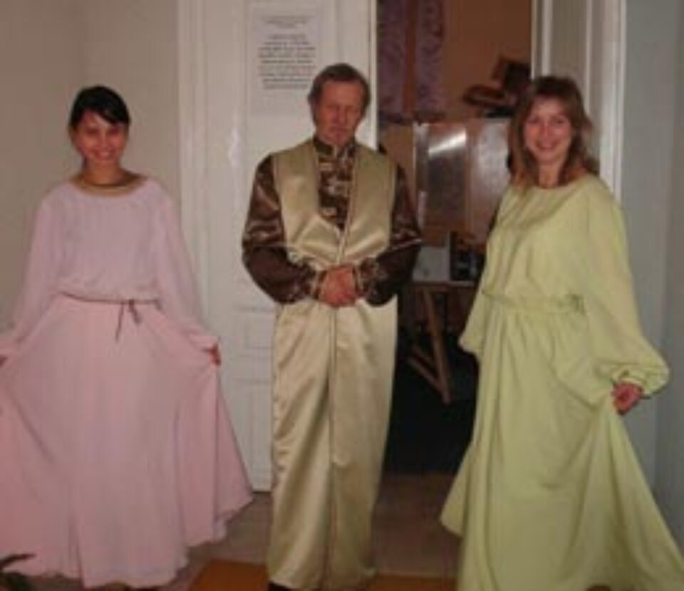 Georgiana Berariu, împreună cu naşii, Irina Saghin şi Romeo Istrati