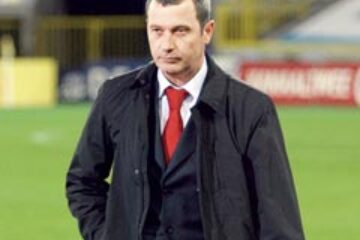 Mai vin trei fotbaliști