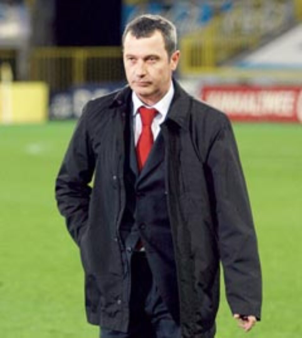 Mai vin trei fotbaliști