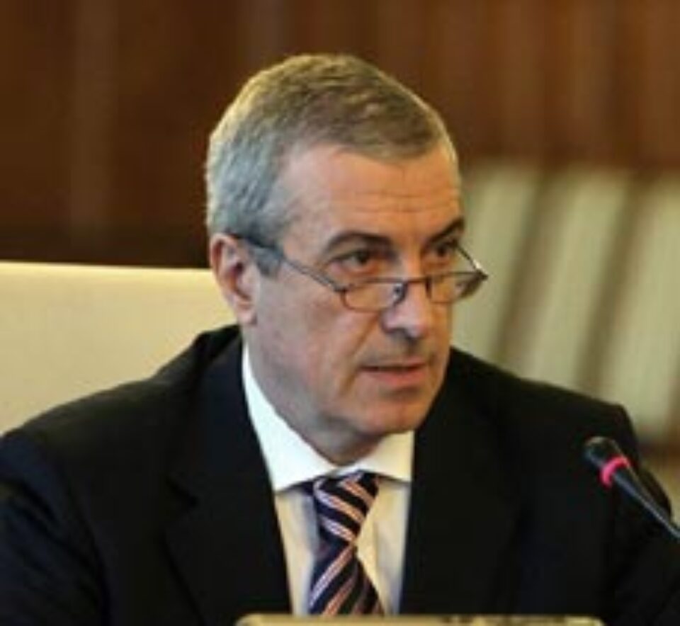 Tăriceanu a distribuit jurnaliștilor de la Palatul Victoria biletul trimis președintelui Băsescu