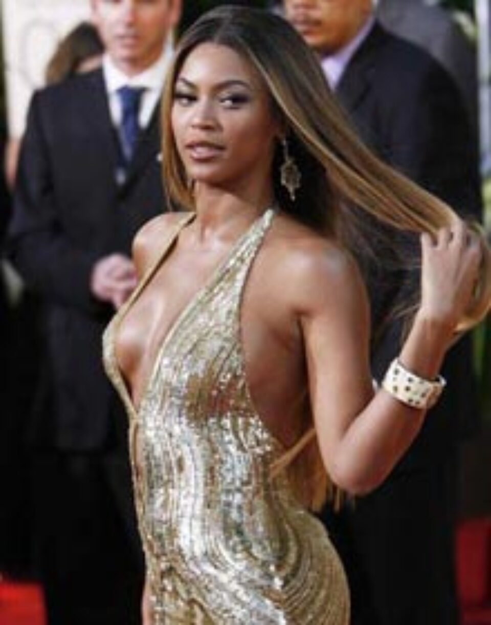 Beyonce a optat pentru o rochie aurie mult prea sexy şi ţipătoare