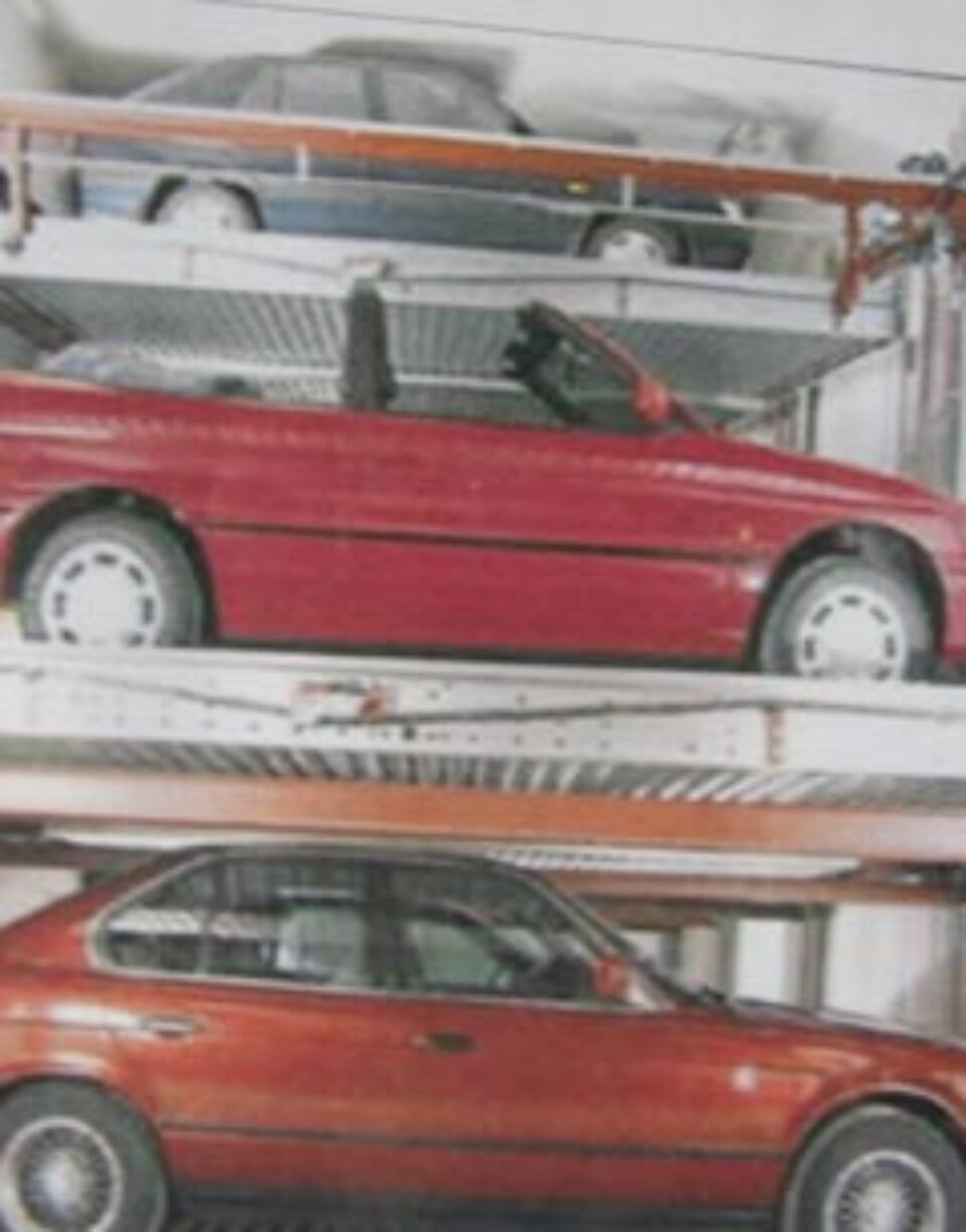 Parcări etajate pentru mașinile dintre blocurile Sucevei