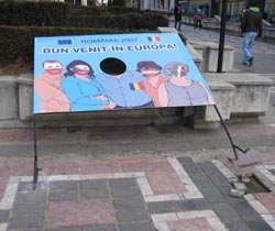 Panourile “europene”, distruse de huligani