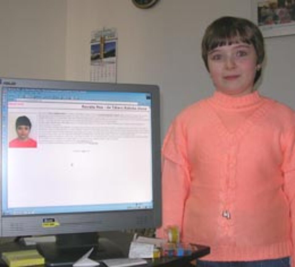 O fetiță de 10 ani a realizat o revistă de benzi desenate O fetiță de 10 ani a realizat o revistă de benzi desenate