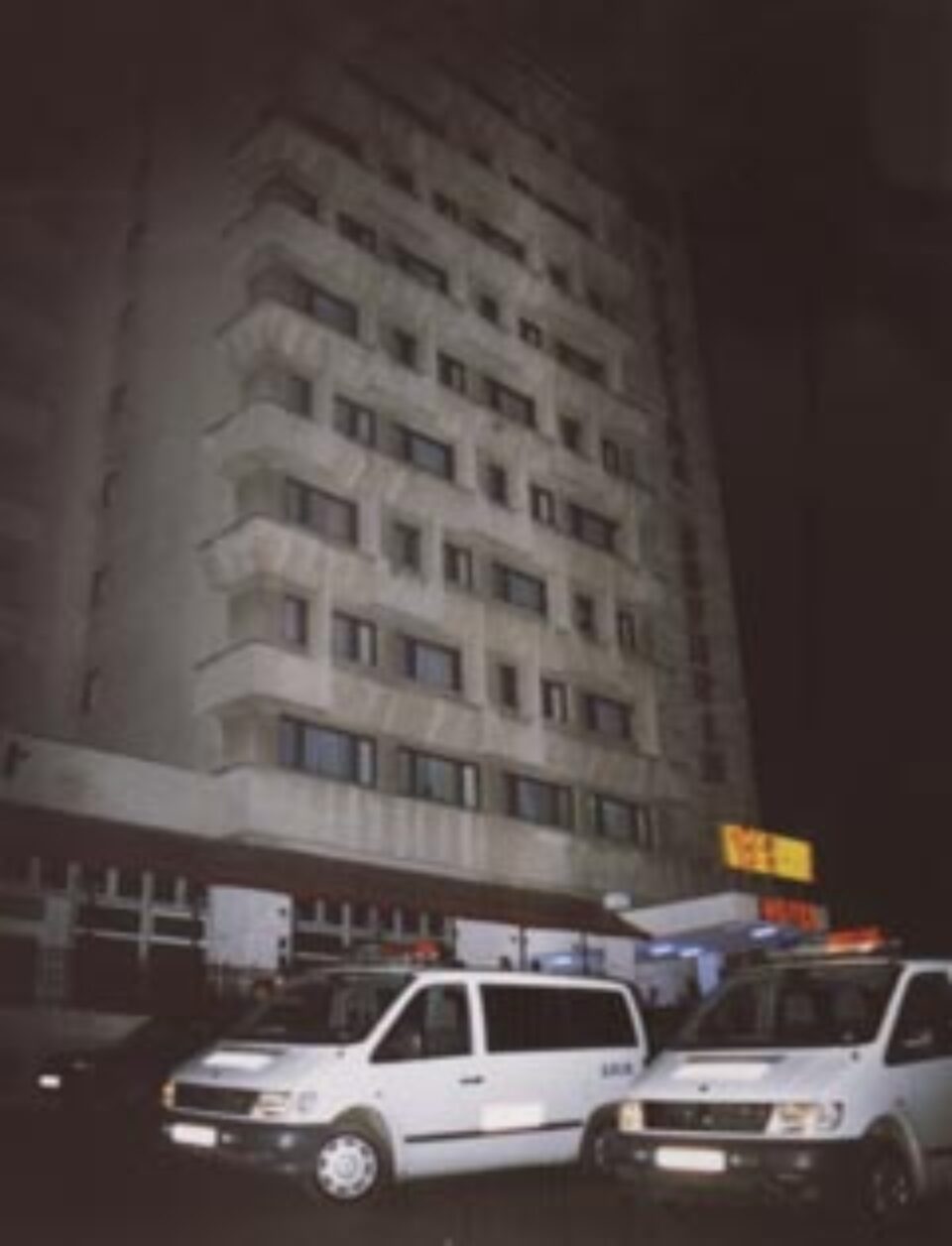 Echipaje de poliţie în faţa Hotelului Bucovina, în seara de 25 noiembrie 2002