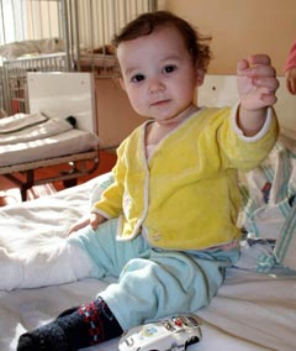 Rudele fetiței internate la spital după ce a fost abandonată nu sunt de găsit