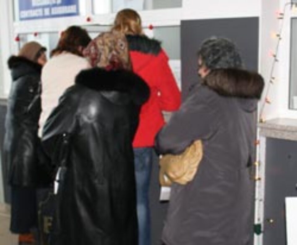 Sute de persoane s-au înghesuit să-și plătească dările