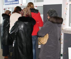 Sute de persoane s-au înghesuit să-și plătească dările