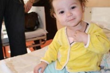 Fetița ajunsă la spital după ce a fost abandonată, revendicată de ambii părinți