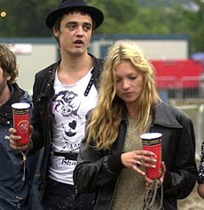 Kate Moss și Pete Doherty s-au internat într-o clinică de dezintoxicare