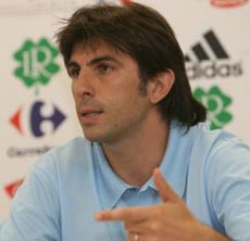 Copiii, trimiși de șefii FRF să joace fotbal pe maidan