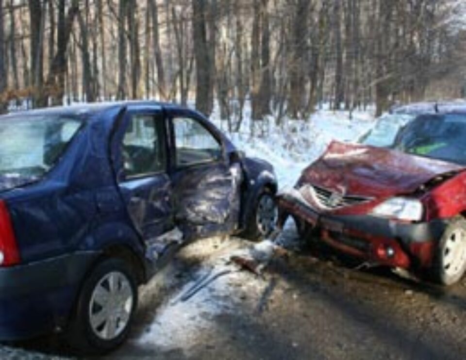 Trei accidente, în mai puțin de oră, din cauza vremii Trei accidente, în mai puțin de oră, din cauza vremii