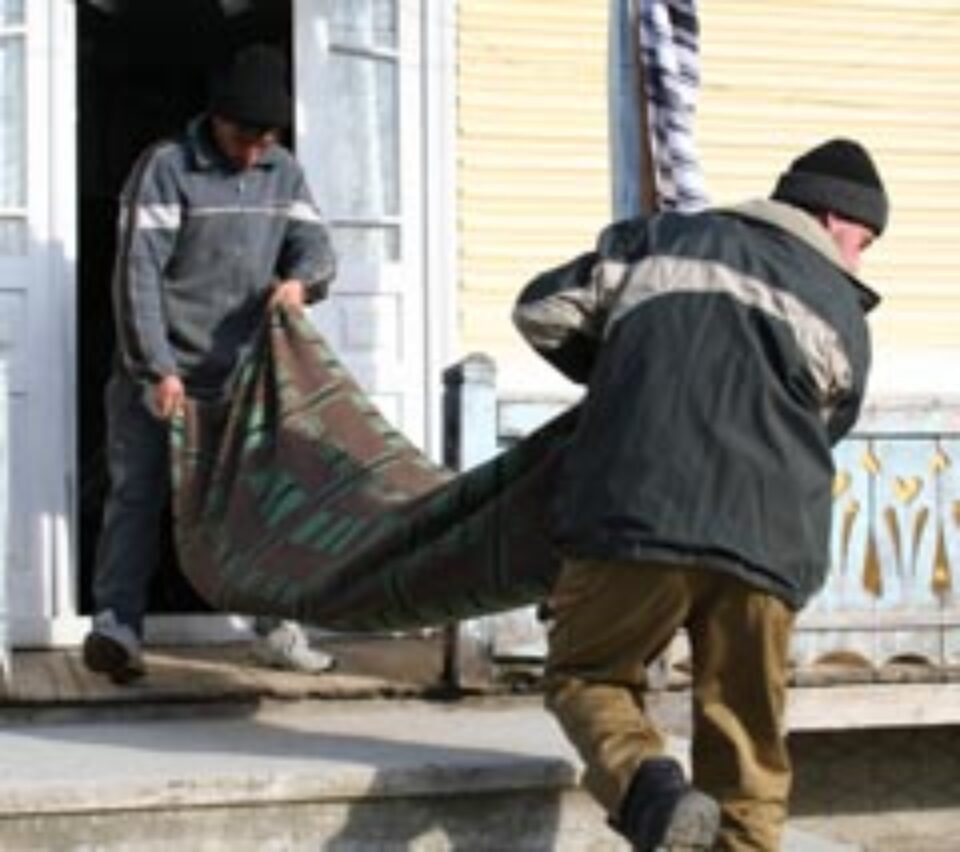 Acum doi ani, fălticenenii au văzut si cum se cară mortul cu maşina de gunoi Acum doi ani, fălticenenii au văzut si cum se cară mortul cu maşina de gunoi