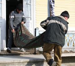 Acum doi ani, fălticenenii au văzut si cum se cară mortul cu maşina de gunoi