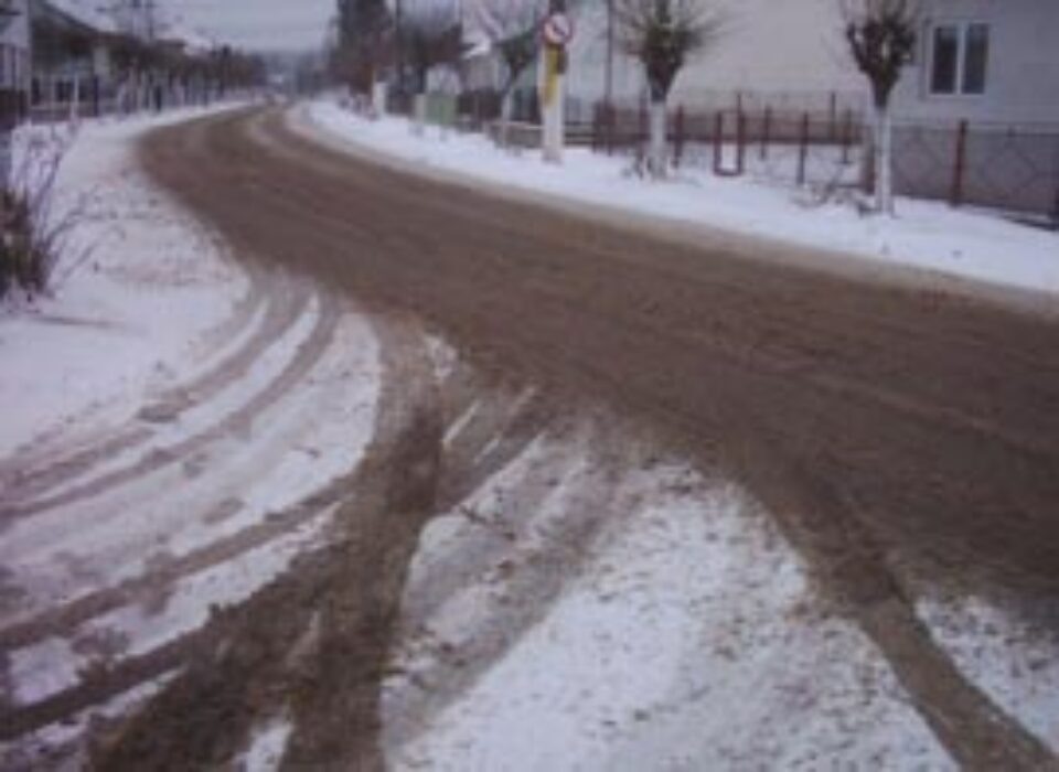 Străzile din Rădăuți, îngropate în zăpadă