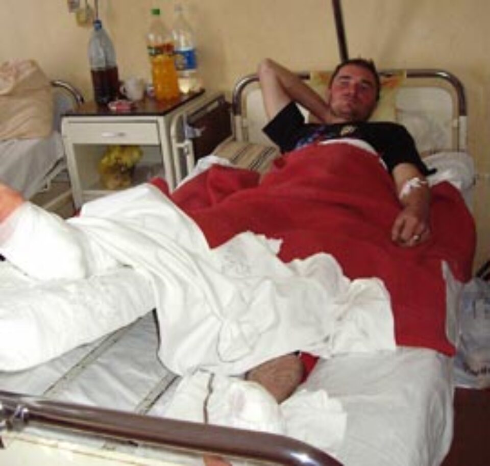 Ioan Dochiţa a suferit mai multe plăgi împuşcate la ambele picioare, necesitând intervenţie chirurgicală