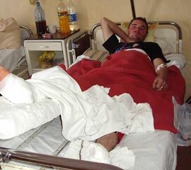 Ioan Dochiţa a suferit mai multe plăgi împuşcate la ambele picioare, necesitând intervenţie chirurgicală