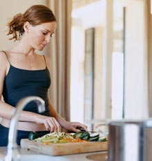 Femeile își petrec trei ani din viață în bucătărie