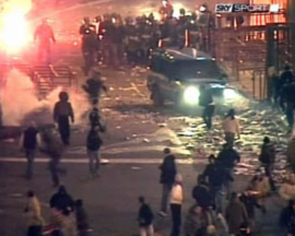 Un polițist omorât și 71 de persoane rănite la un meci din Italia