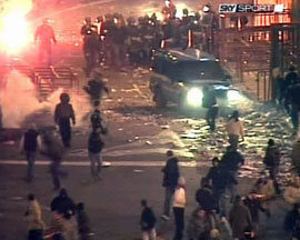 Un polițist omorât și 71 de persoane rănite la un meci din Italia