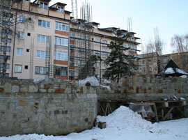 Construirea unei biserici împarte în două locatarii din cartierul George Enescu