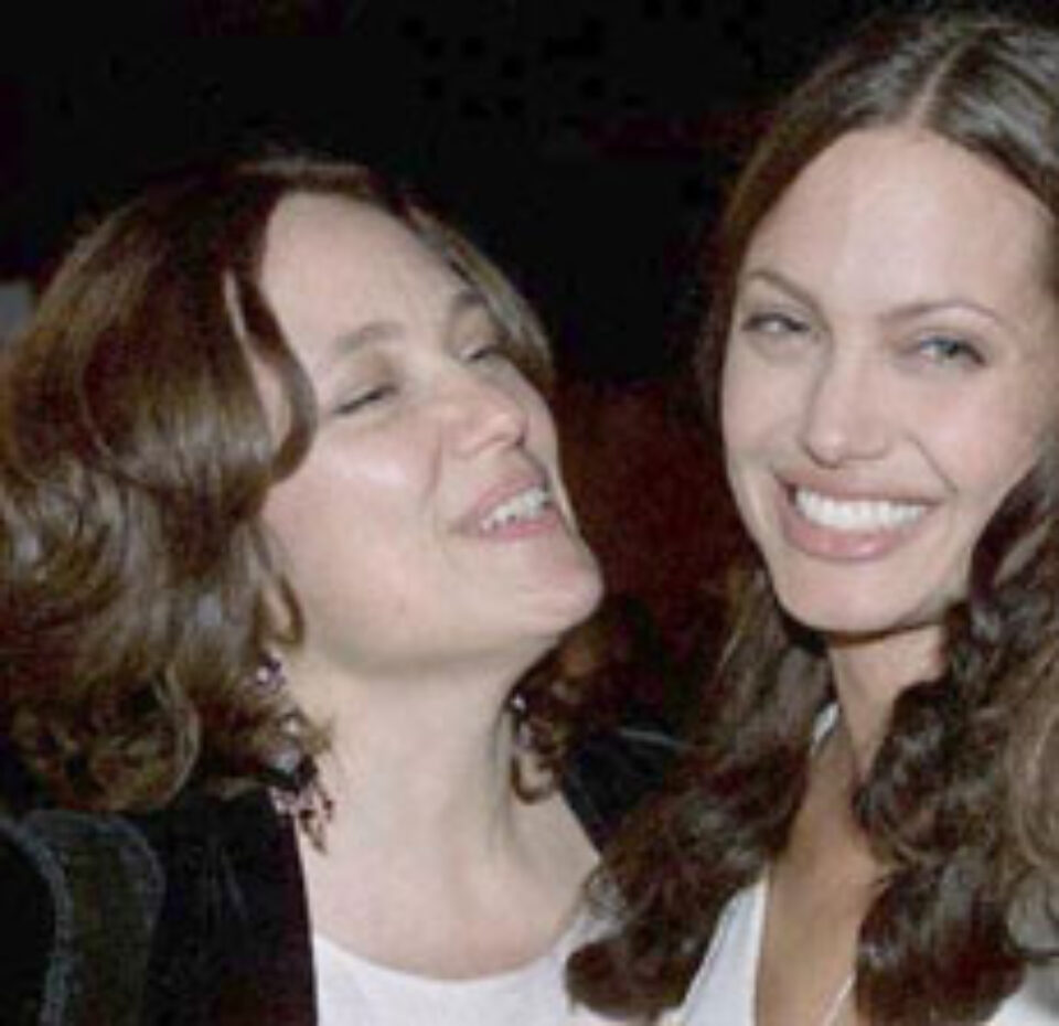 Jolie i-a promis mamei sale că se va mărita cu Pitt