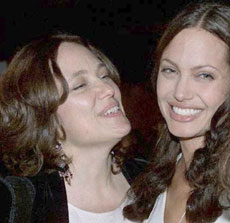 Jolie i-a promis mamei sale că se va mărita cu Pitt