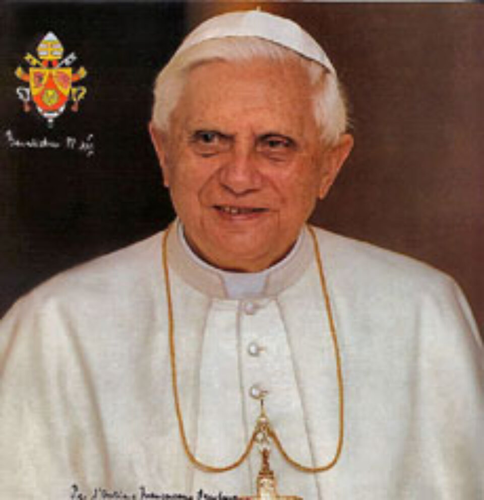 Papa Benedict condamnă violențele din Italia
