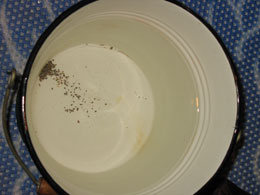 Apă potabilă cu porția și plină de impurități