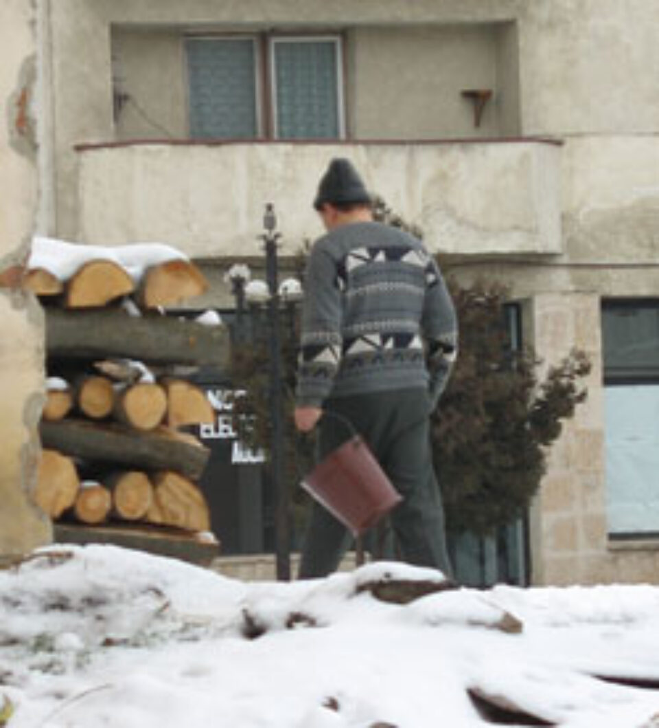 Apă potabilă cu porția și plină de impurități