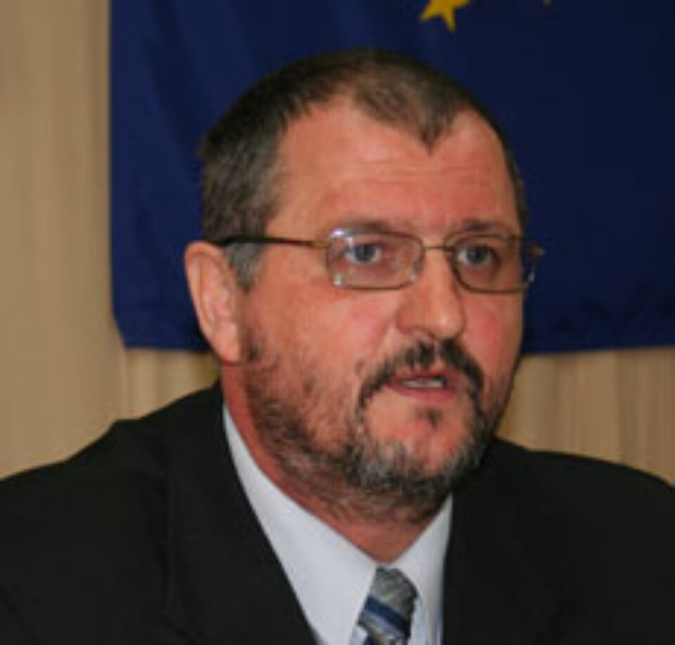 Prefectul, hărțuit prin SMS-uri