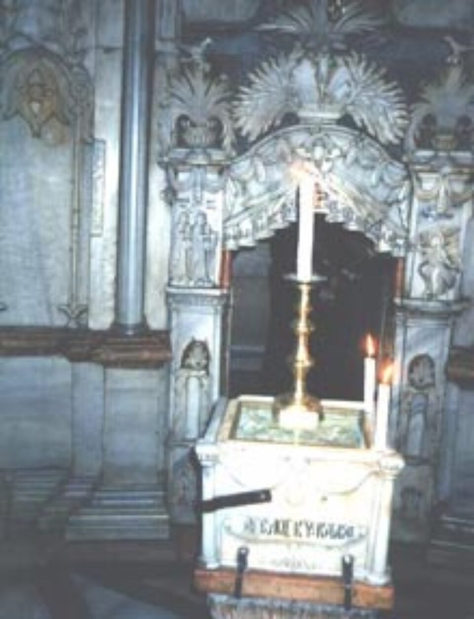 Lumina din sfintele biserici