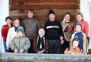 Maria Buburuzan a sărbătorit împlinirea vârstei de 100 de ani cu cei dragi