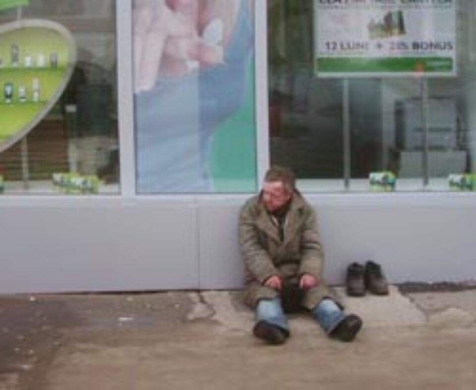 Magazin de telefonie mobilă, „sufocat” de cerșetori