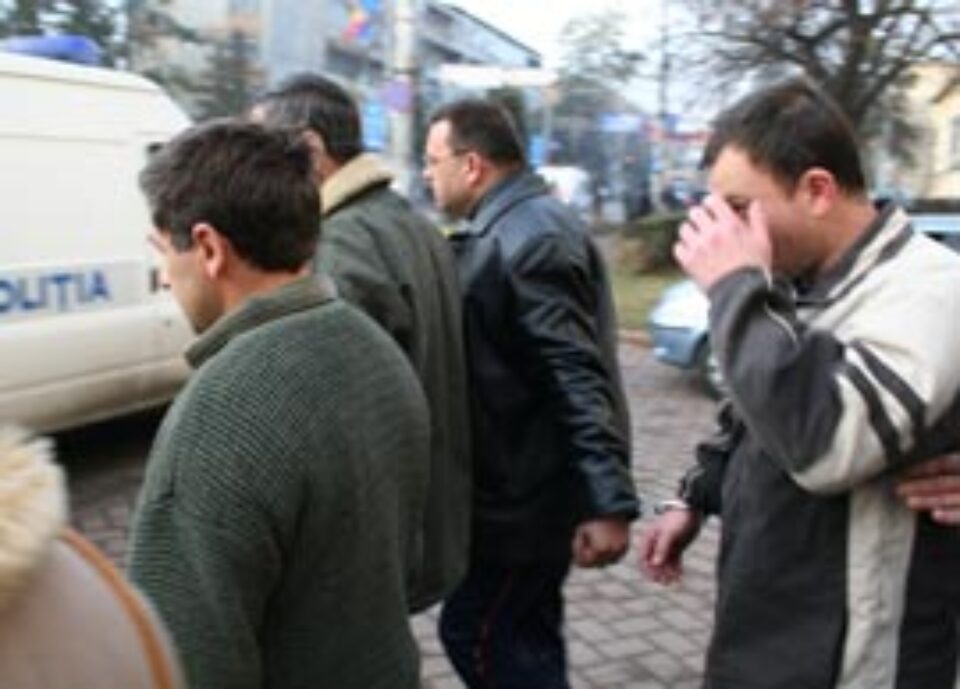 Complicii fostului viceprimar din Frătăuții Noi, scoși din arest de judecători