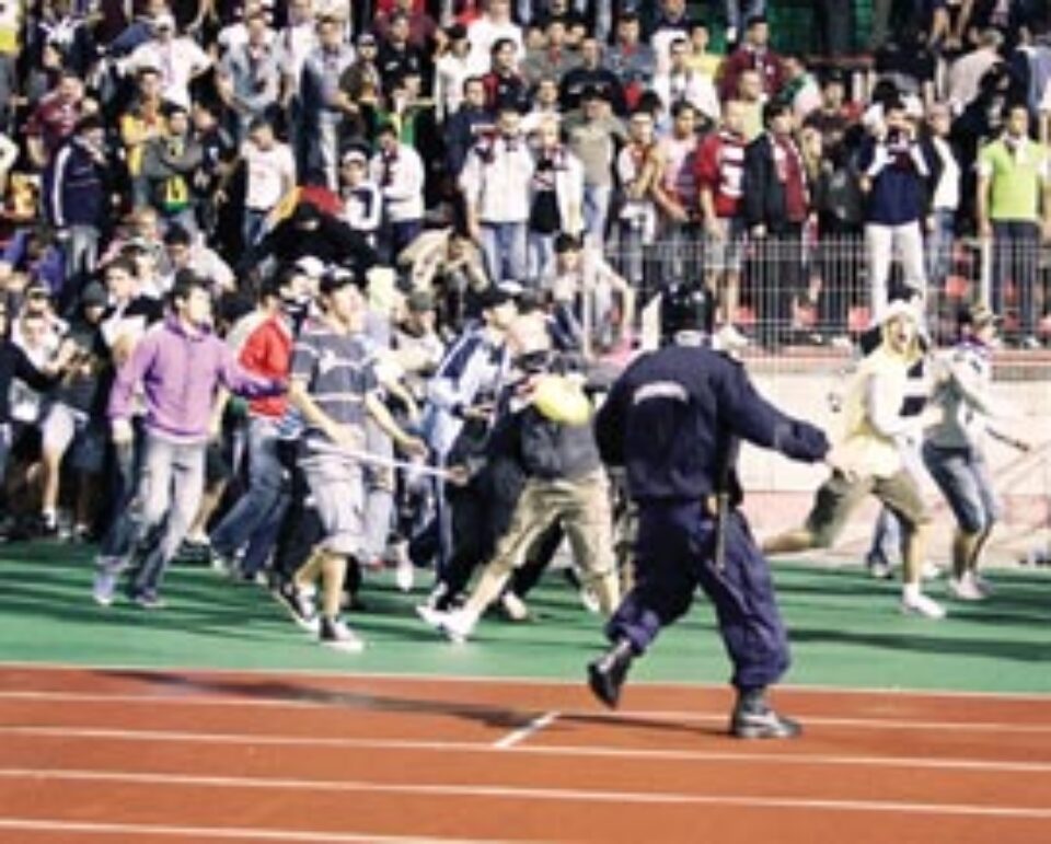 Jandarmii sunt terorizați de huliganii de pe stadioane