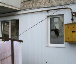 O persoană necunoscută a aruncat cu un bolovan în geamul de la bucătăria apartamentului familiei Lupu