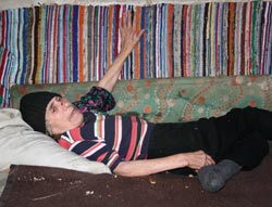 Femeia care trăiește printre șobolani, ignorată de autorități