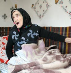 Bătrâna Trandafira împreună cu Maria Coca, femeia care are acum grija de ea