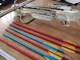 Dosar penal pentru un tânăr înarmat cu o arbaletă cu săgeți