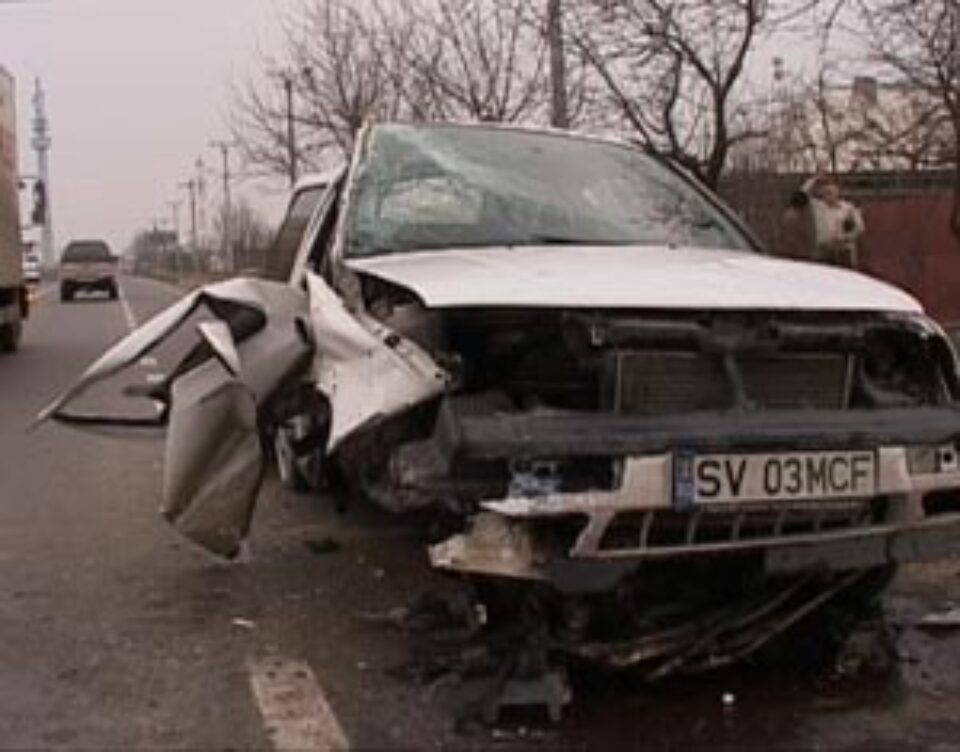 Polițiști suceveni cu mașina în șanț Polițiști suceveni cu mașina în șanț