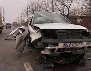 Polițiști suceveni cu mașina în șanț