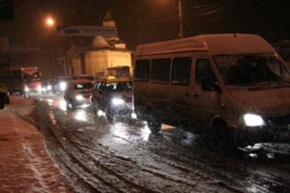 Autoritățile sucevene, luate pe nepregătite de ninsoarea venită în toiul iernii