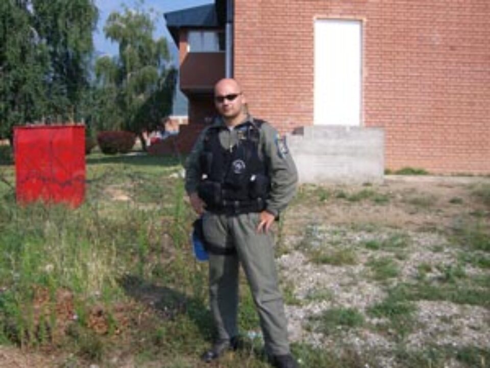 Polițist sucevean, în serviciul de gărzi de corp ale VIP-urilor, în Kosovo Polițist sucevean, în serviciul de gărzi de corp ale VIP-urilor, în Kosovo