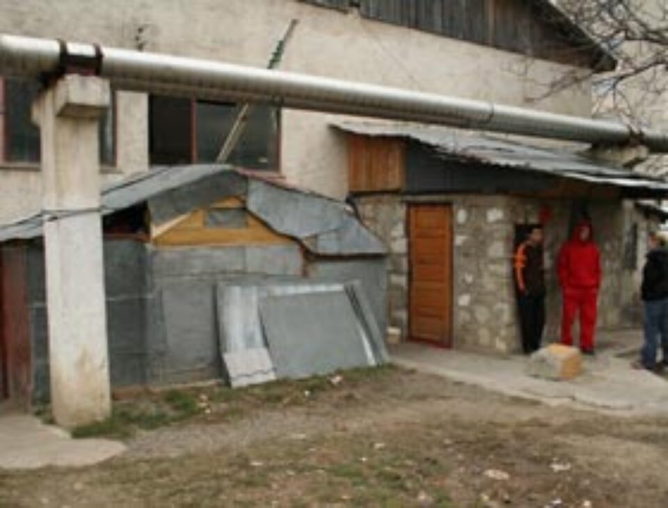 Și-au construit propriul ghetou în spatele unui bloc Și-au construit propriul ghetou în spatele unui bloc