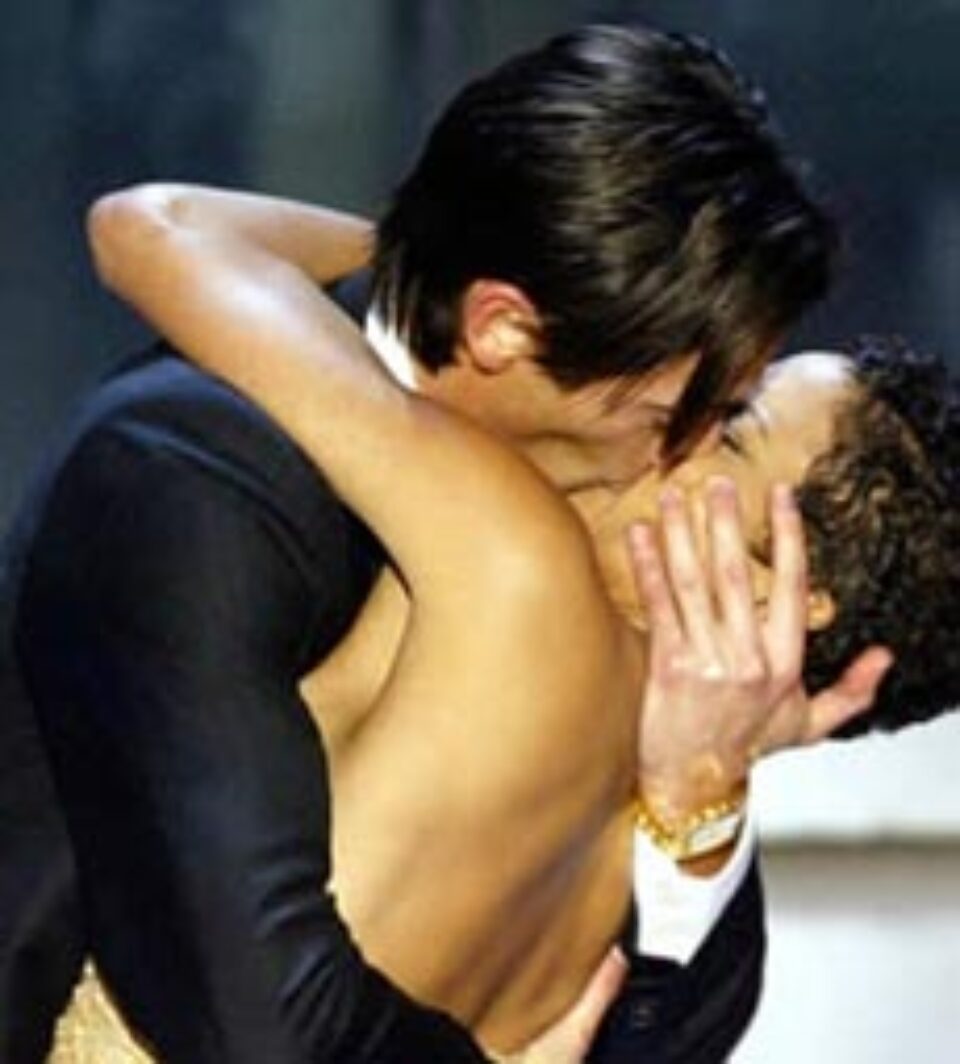 În 2003, câştigătorul de Oscar Adrien Brody a sărutat-o languros pe Halle Berry, spre uimirea acesteia În 2003, câştigătorul de Oscar Adrien Brody a sărutat-o languros pe Halle Berry, spre uimirea acesteia