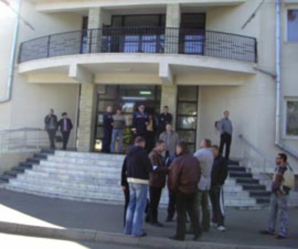 Grupări rivale s-au încăierat chiar în faţa sediului Poliţiei Fălticeni Grupări rivale s-au încăierat chiar în faţa sediului Poliţiei Fălticeni