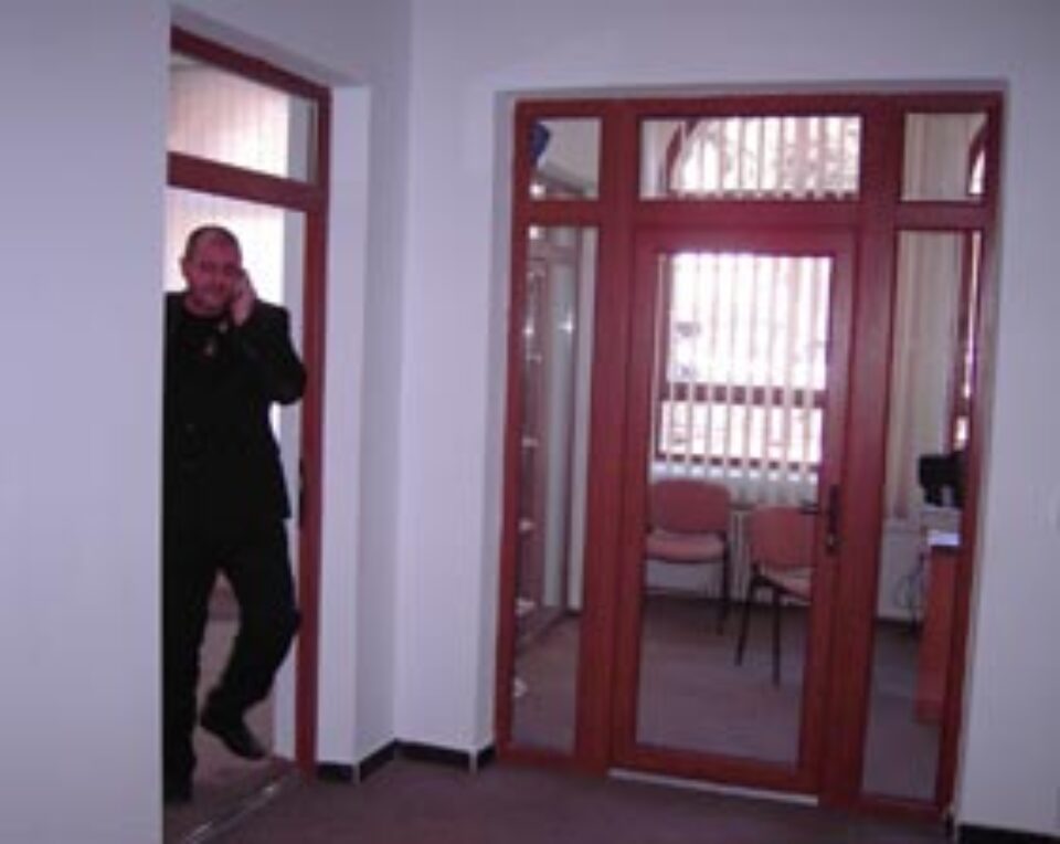 Un mărțișor de la Prefectură pentru petiționarii din județ