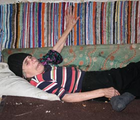 Femeia care trăia între șobolani, „adoptată” de o familie cu cinci copii