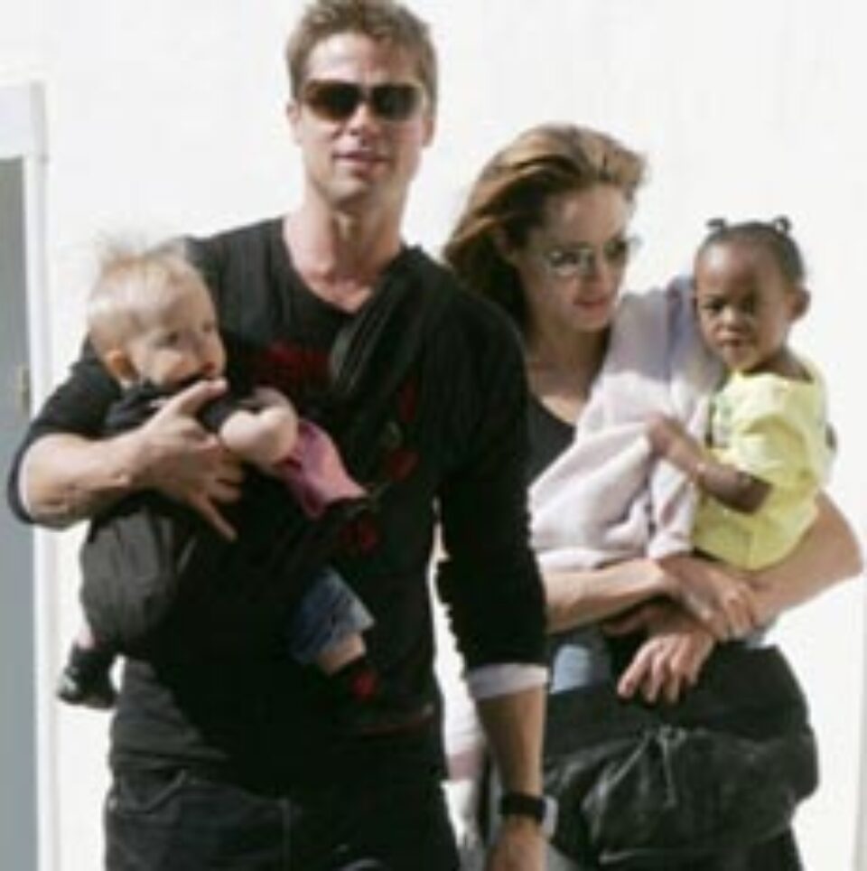 Angelina Jolie a început demersurile oficiale pentru adoptarea unui al treilea copil Angelina Jolie a început demersurile oficiale pentru adoptarea unui al treilea copil